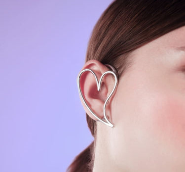 Silberner Herz-Earcuff für das gesamte Ohr