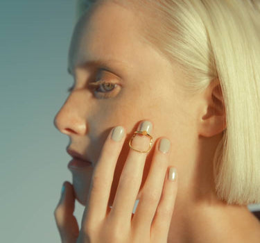 Goldener Nagelring mit Kette