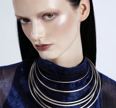 Silberner, auffälliger Coil-Choker