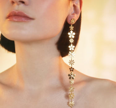 Langer Gänseblümchen-Ohrring in Gold und Weiß