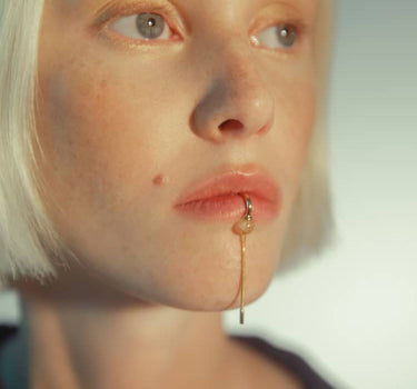 Goldener Lippen-Cuff mit Kette