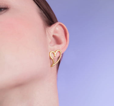 Goldener Ohrstecker in offener Herzform