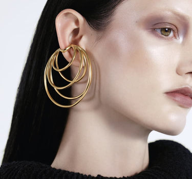 Goldene Hoop-Ohrklemme mit vielen Wicklungen