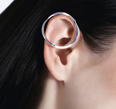 Silberner Ear Cuff in perfekter Rundung
