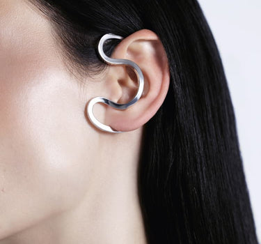 Silberner Ear Cuff ums Ohr