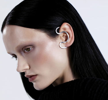 Silberner Ear Cuff ums Ohr