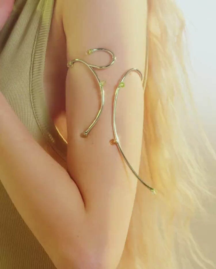 Silberne Armspange mit Topas- und Opalkristallen