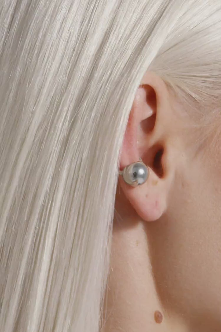 Silberner Kugel-Huggie-Earcuff-Ohrring